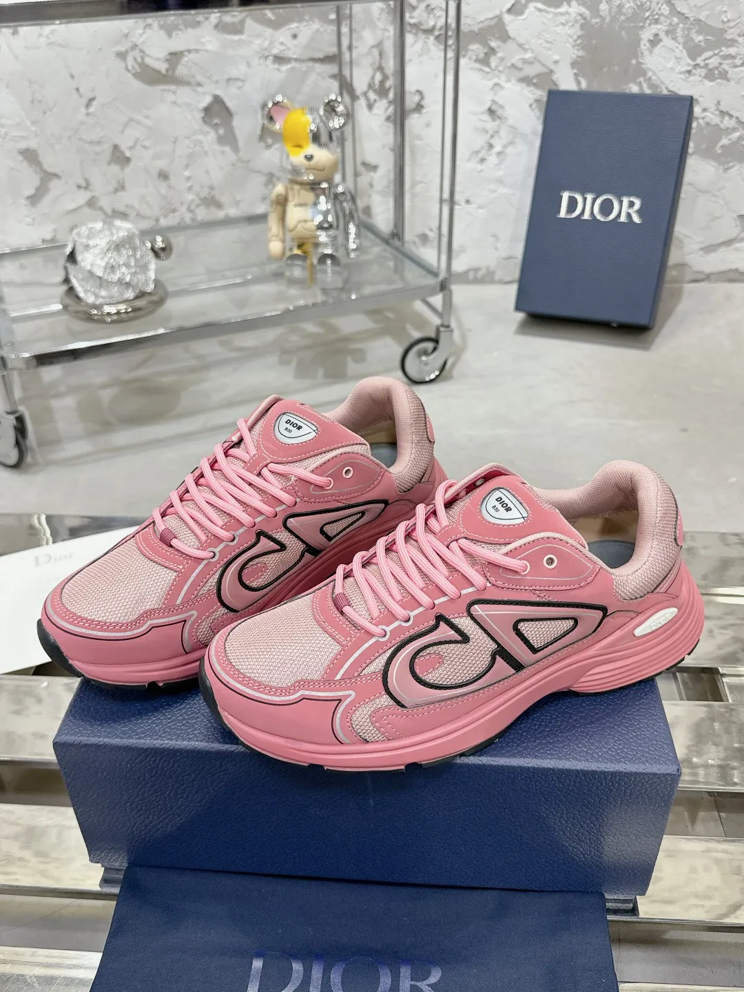 Men's men's shoes 💰600❤️❤️❤️High version Dior Dior's latest color matching B30 series reflective dad sneakers original 17380💰 purchased for development and production Brand new B30 sneakers Dad Shoes style shoes that follow the trend of the retro market The Dior logo on the tongue also indicates that this pair of shoes is the B30 model! B30 uses fine-textured leather and mesh cloth materials to form a shoe body. There are conspicuous letters CD on both sides of the shoe body to indicate identity. Many lines on the shoe body outline details to make the shoes look less monotonous and full of retro flavor. The delivery counter is exquisitely packaged🛍📦 ▪️Fabric: Original customized technical fabric + mesh ▪️Inner lining: Customized breathable lining ▪️Outsole: Original molded IP foam + TPU outsole ▪️Sole thickness: 3.5CM ▪️Size: Women’s size 35-40 / Men’s size 39-46